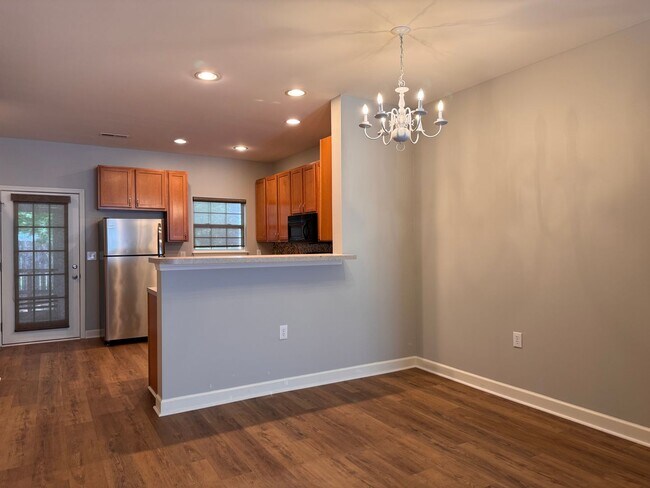 Building Photo - 2BR 2.5BA Townhome with Screened Porch