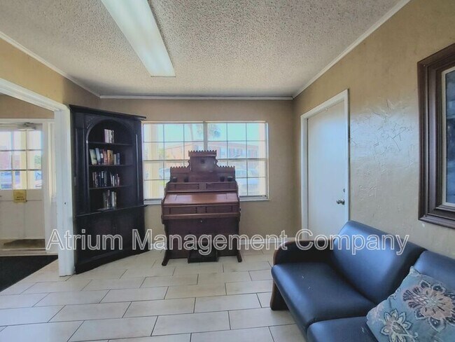 Building Photo - 1920 Edgewood Dr