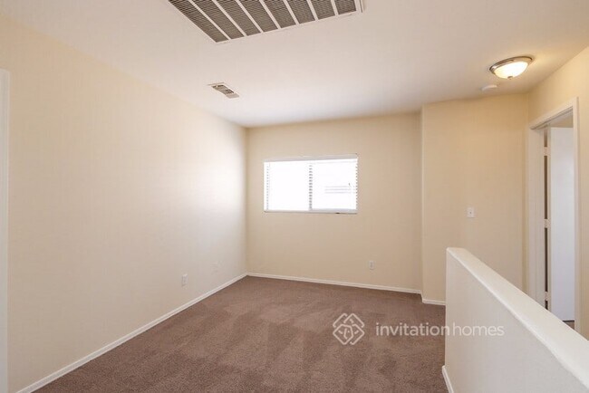 Building Photo - 2322 E Spruce Dr