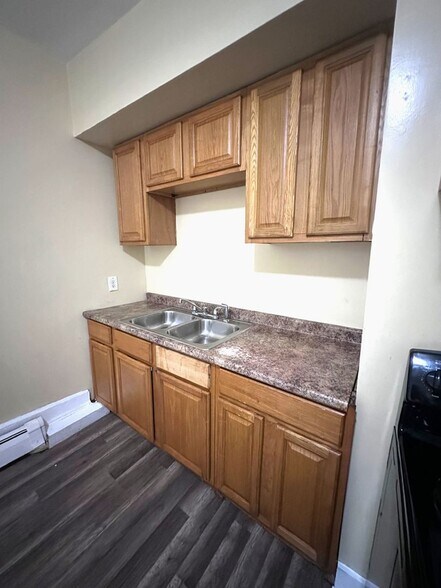 Primary Photo - 79 Wesleyan Ave