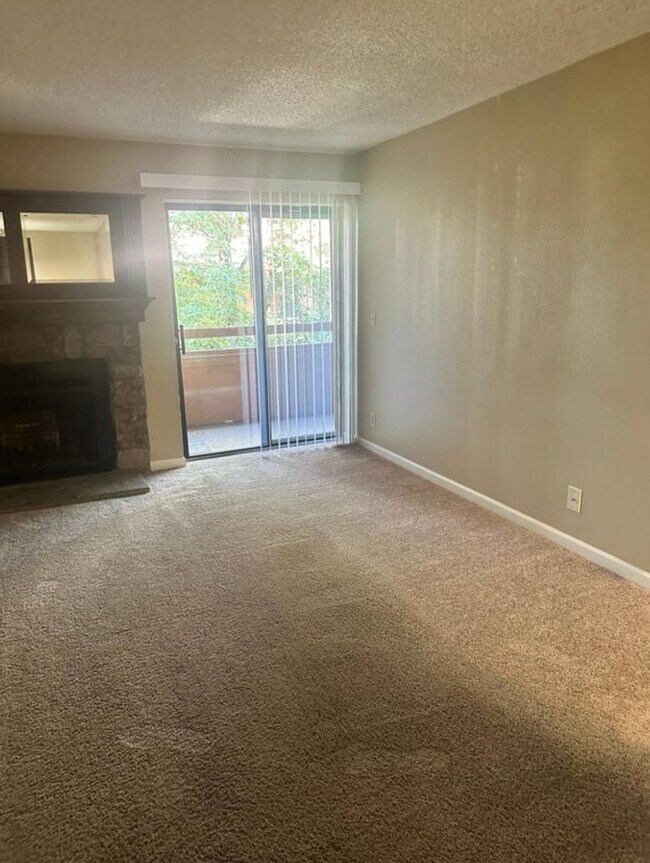 Building Photo - Available now! Great Condo in Great Location!