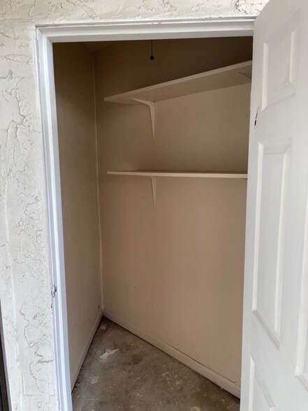Building Photo - 2820 S Bartell Dr