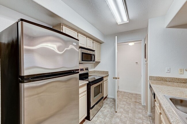 Building Photo - Spacious 2-Bed Condo with Balcony in Gated Community!