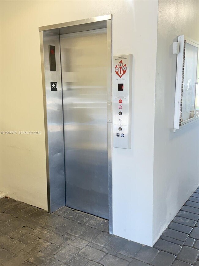 Building Photo - 941 Crystal Lake Dr