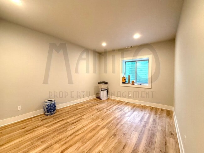 Building Photo - Spacious South Hill Home