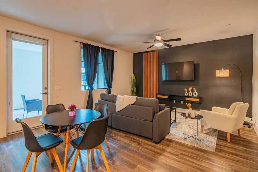 Primary Photo - 15501 N Dial Blvd