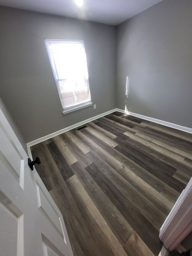 Building Photo - 3Bed 3 Bath Finished Basement!