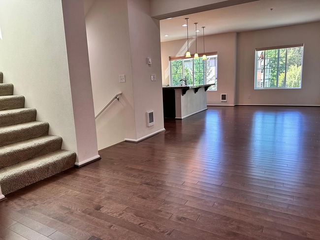 Building Photo - Bright & Modern 3BR Redmond End-Unit Townh...