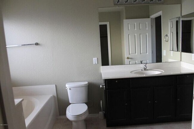 Building Photo - Beautiful 3 Bedroom, 2.5 Bath Home w/Open Floor Plan and Loft! Large Backyard with Fire Pit! Wash...