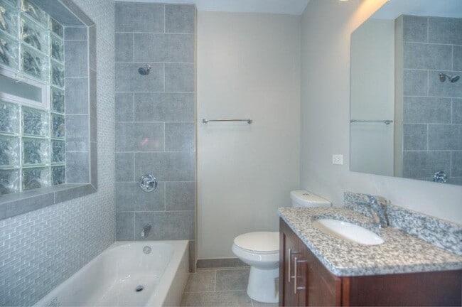 Building Photo - Gorgeous 2 bed 1 bath in the Edgewater area