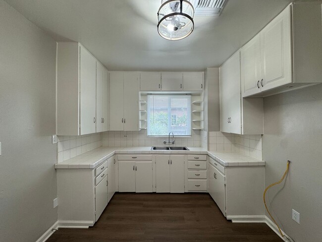 Building Photo - Adorable Oleander Home!