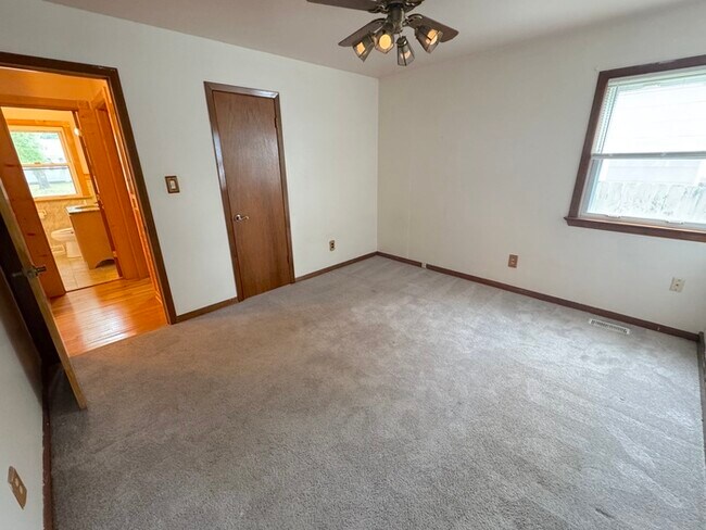Building Photo - 5007 Hazelwood Rd