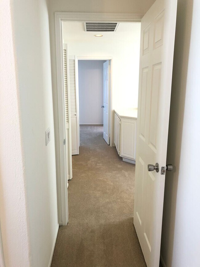 Building Photo - CHARMING 3 BR/2.5 BATH  " TWELVE PICKET LA...