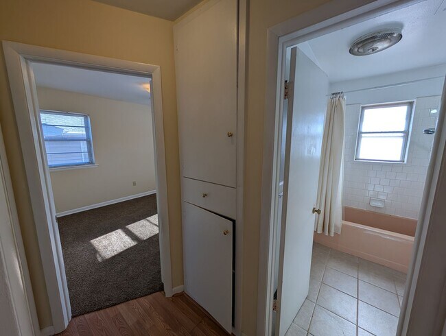 Building Photo - 2 bed, 1 bath duplex house in Edmond with central heat and air next to UCO campus