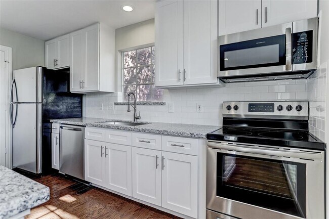 Building Photo - 1405 Castle Ct