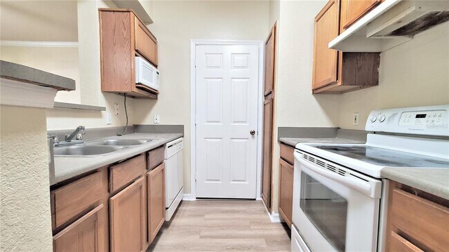 Building Photo - 3700 Castle Pines Ln