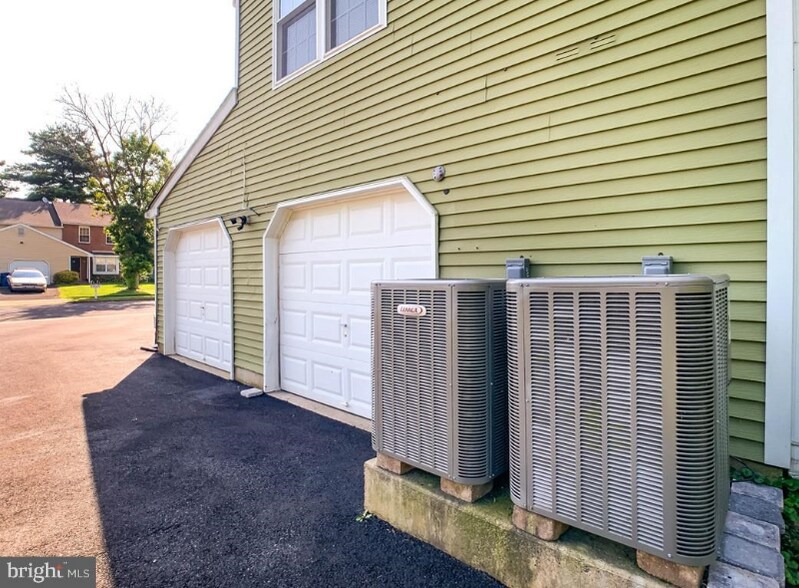 Building Photo - 1691B Bluebird Dr