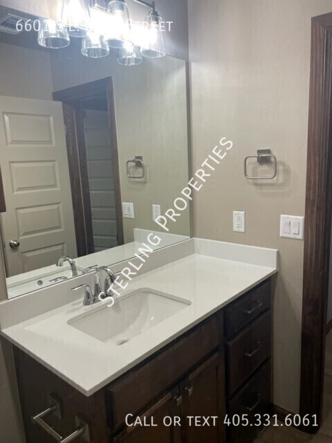 Building Photo - 6601 SE 84th St