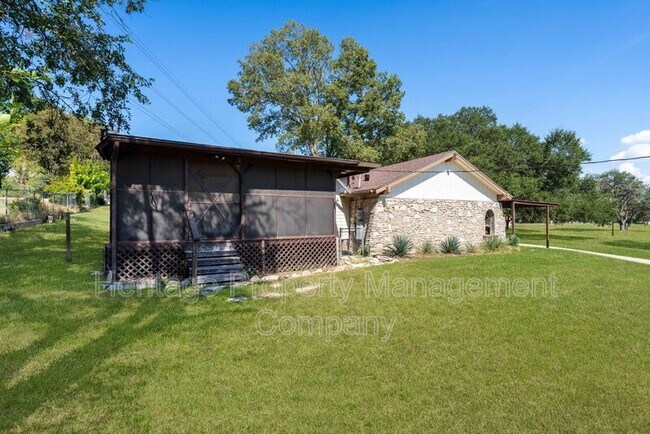 Building Photo - 640 Crest Ln