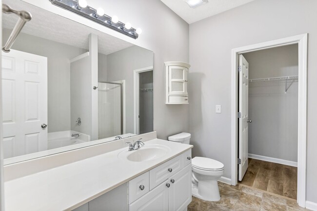 Building Photo - 2/2.5 Townhome in Great Flowery Branch loc...