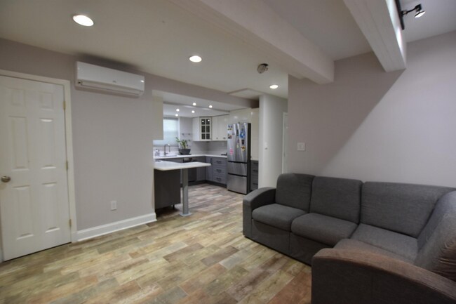 Building Photo - Charming 2BR/1BA Ground Level Condo in Tak...