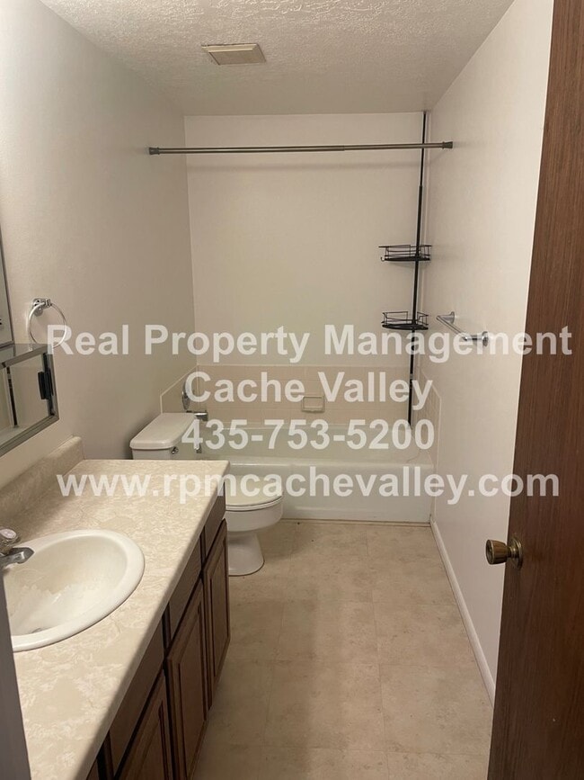 Building Photo - A Pet Friendly 4 Bed, 3 Bath House in Nort...