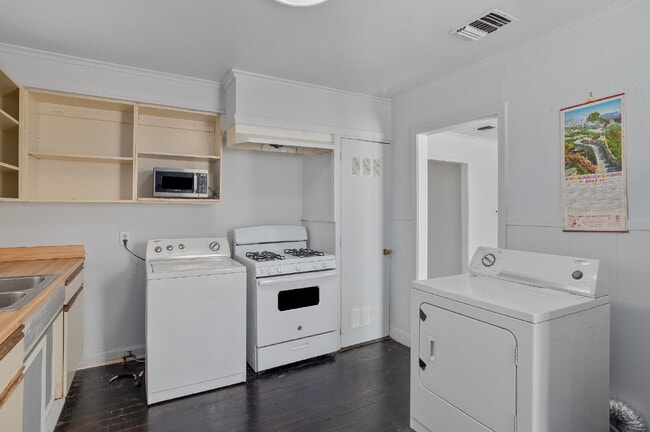 Building Photo - "Charming 2-Bedroom Shreveport Home with Cozy Fireplace & Gleaming Hardwood Floors!"