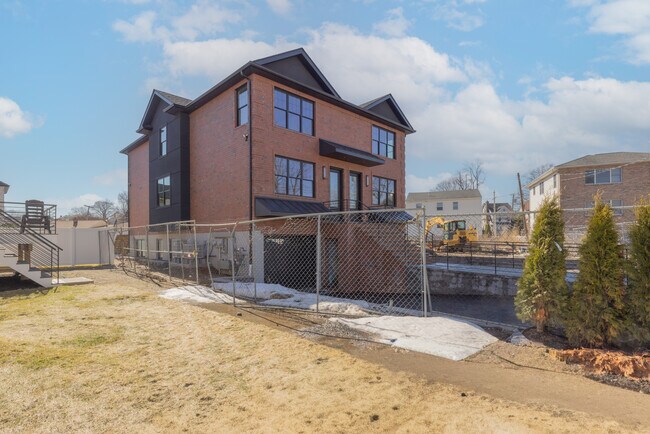 Building Photo - 7 Victoria Ln