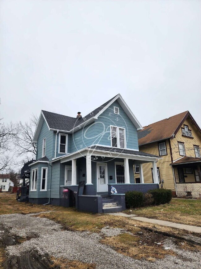 Building Photo - Spacious 2 bedroom main floor duplex! Tons of character! Convenient location!