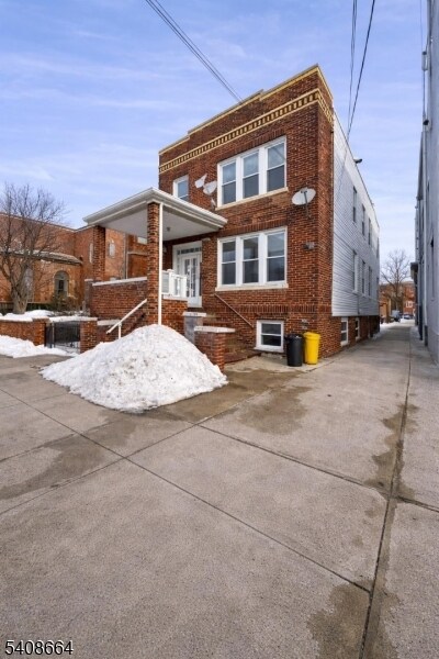 Building Photo - 391 Delano Pl