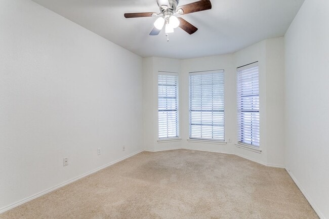 Building Photo - 215 Meadowbrook Ln
