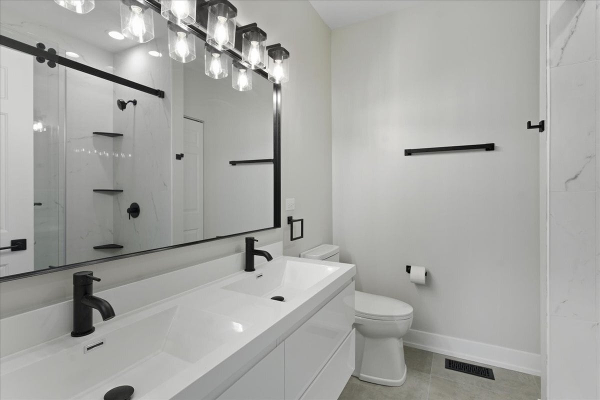 Building Photo - 839 W 14th Pl