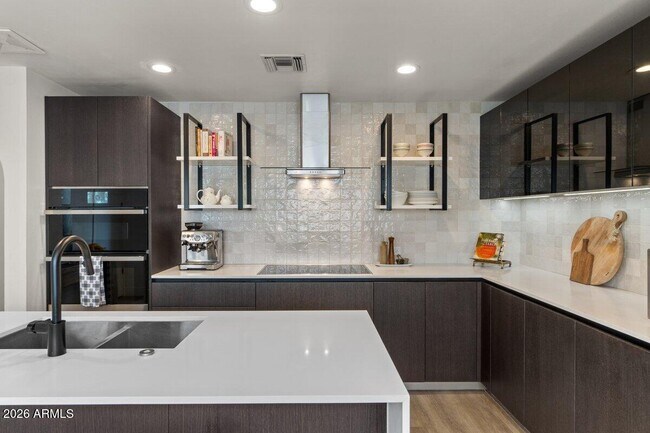 Building Photo - 6701 N Scottsdale Rd