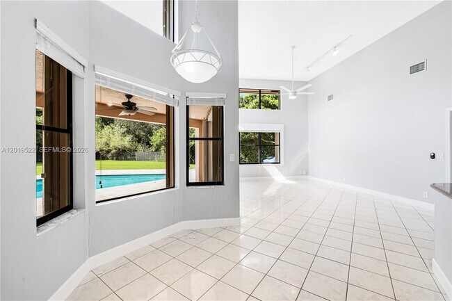 Building Photo - 1256 Manor Dr S