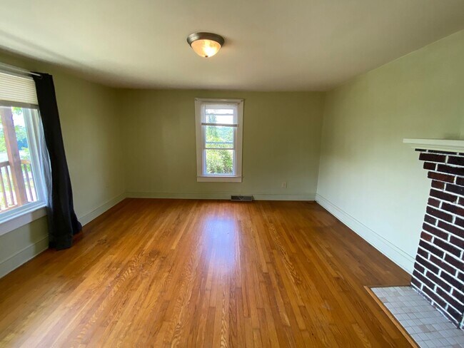 Building Photo - Woodfin - 1920's Cottage