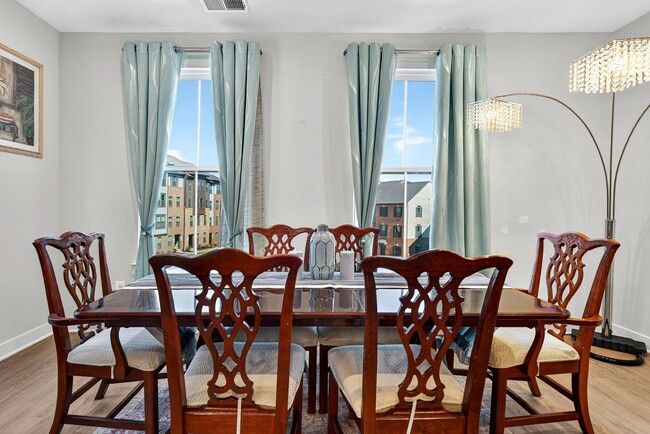 Building Photo - Luxurious 3 Bed 2.5 Bath Townhome In Beautiful Foster's Glen