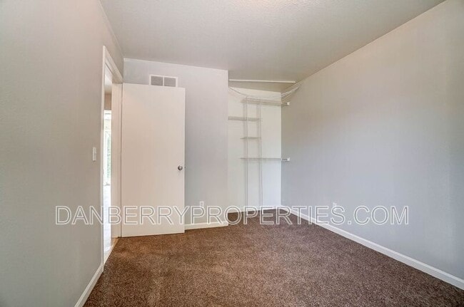 Building Photo - 3733 Willow Run Dr