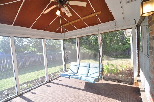 Building Photo - Desirable SE Huntsville