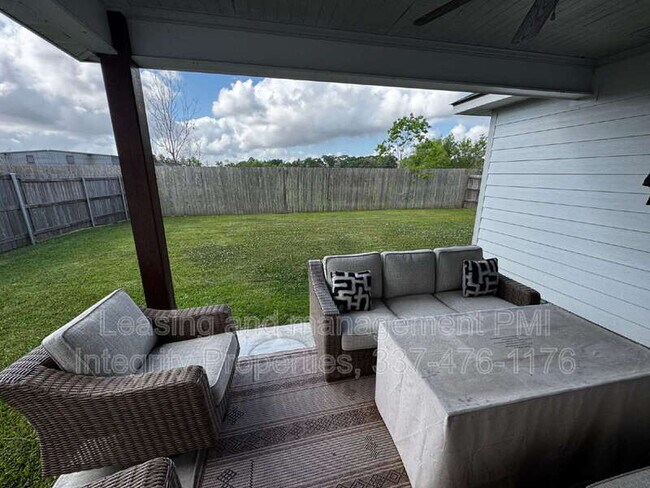 Building Photo - 200 Tennyson Dr