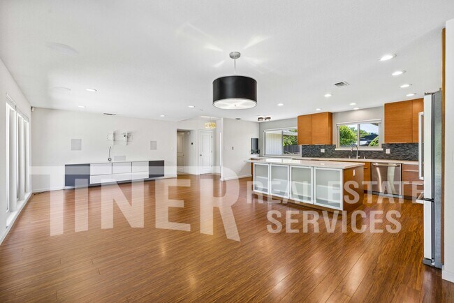 Building Photo - 5541 Ivanhoe Way
