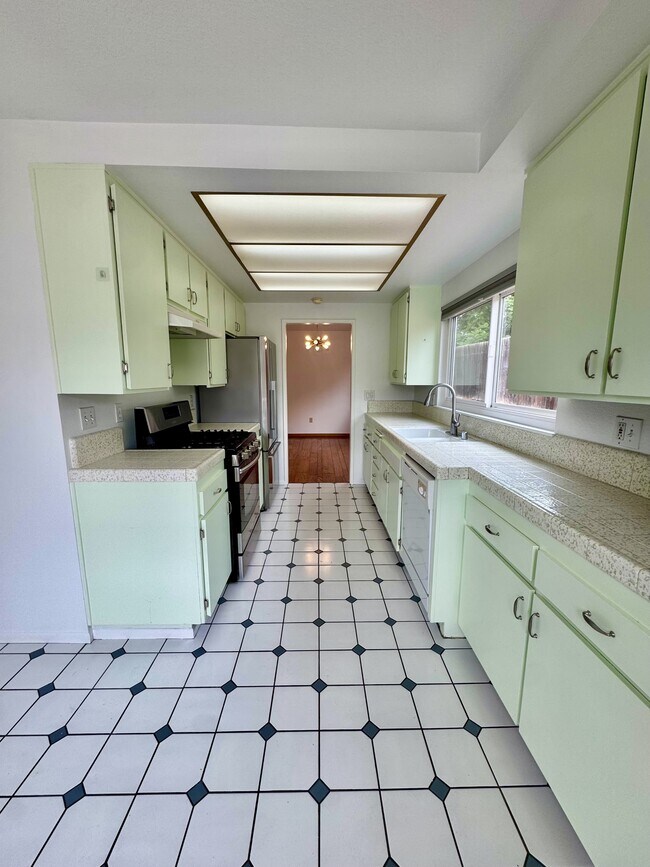 Building Photo - 2027 Fuerte Ln
