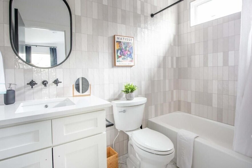 Building Photo - 542 Boulevard NE