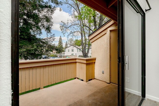 Building Photo - Newly remodeled upstairs condo in gated co...