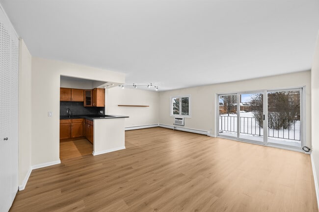 Building Photo - 10385 Dearlove Rd