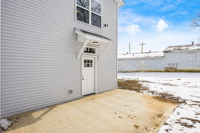 Building Photo - 391 Brehl Ave
