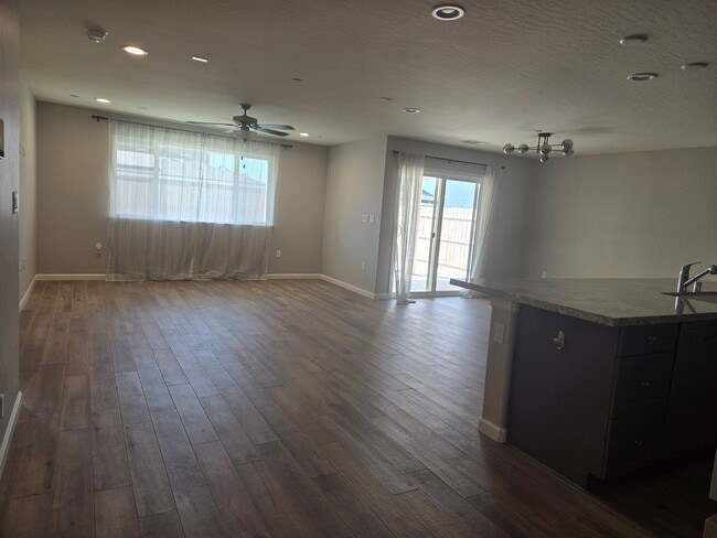 Building Photo - 3 BR 2 BA Available Now
