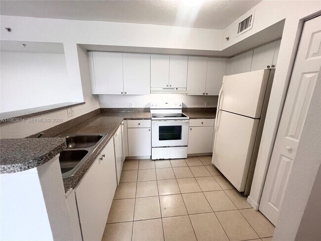 Building Photo - 13800 NE 3rd Ct