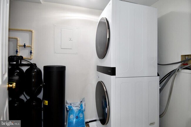 Building Photo - 114 Westwick Ct