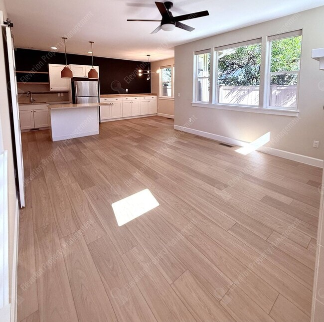 Building Photo - Modern 3 BR home in NE Bend near Orchard Park