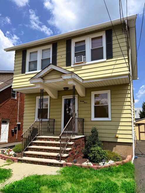 Single Family Home w Driveway and Fenced Yard - 23 Stein Ave